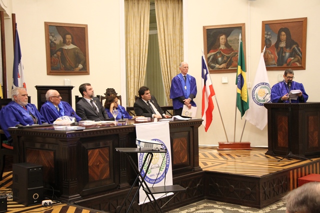 Mesa solene foi presidida pelo presidente da ABROL-BA, o acadêmico Geraldo Leite