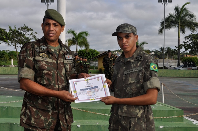 O jovem Tálisson Oliveira recebe das mãos do Subtenente Ivonei Araújo, o certificado de atirador voluntário
