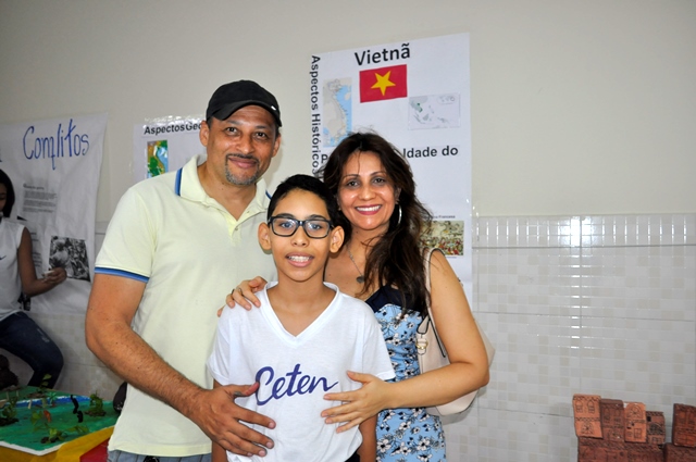 Davi Santana do 6º ano, com os pais Rogério e Sheilla