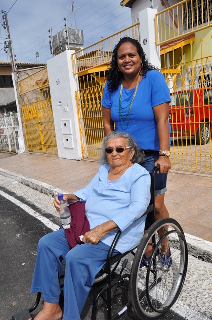 A professora Monalisa e sua mãe Laura, de 94 anos