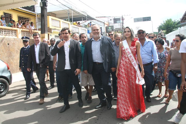 Prefeito Ricardo Moura e comitiva durante desfile do 7 de Setembro