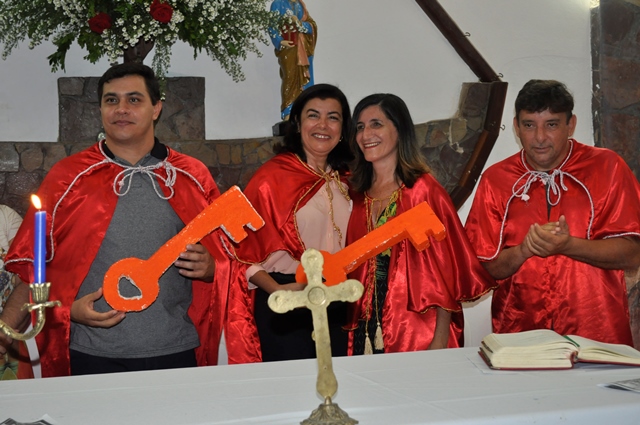 Novos presidentes da Festa de São Pedro recebem as chaves da comissão