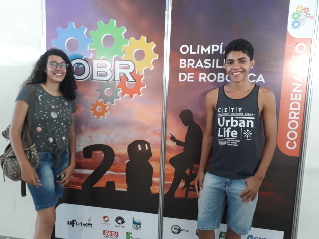 Everaldina e Américo, estudantes do Projeto de Robótica do IFBA campus Valença,conquistaram medalha de ouro da Olimpíada Brasileira de Robótica