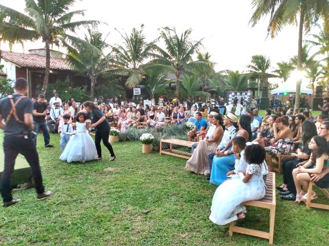Casais participantes e representantes das empresas parceiras do evento assistiram ao casamento