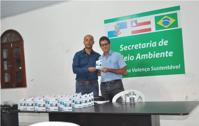 Secretário do Meio Ambiente Marcelo borges entrega Título de Amigo do Meio Ambiente ao diretor do Jornal Valença Agora, Vidalto Oiticica
