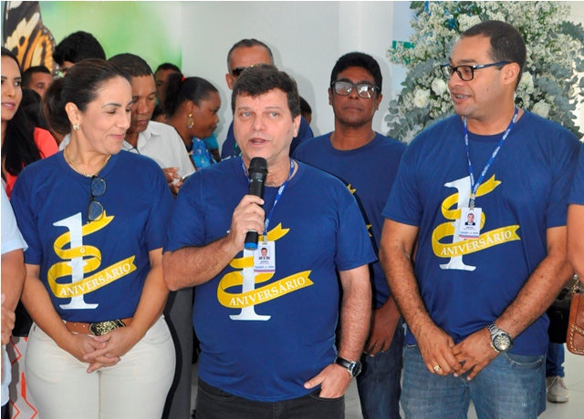 Ao centro o diretor geral da Policlínica Regional Dr. Roberto Deway, acompanhado dos diretores do Consórcio Presídio Filho e Zaira Andrade