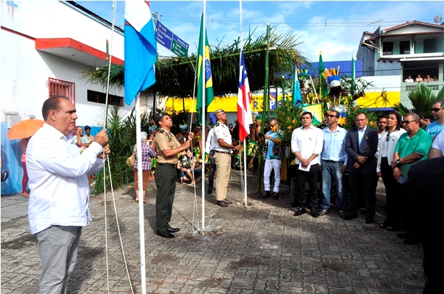 Hasteamento das bandeiras na Praça da Triana com a presença de autoridades civis e militares