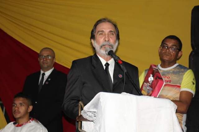 Maçom Roberto Queiroz lê homenagem da maçonaria ao professor Taquari, falecido em 2011