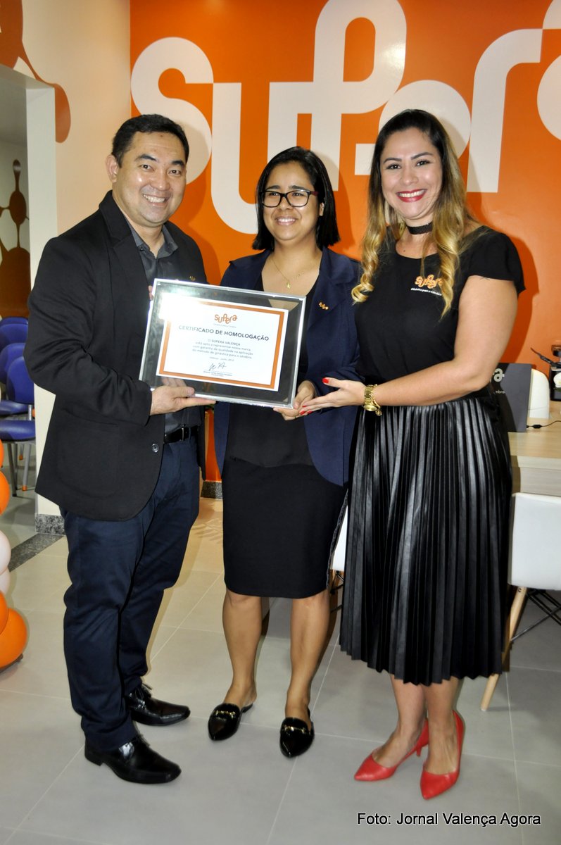 O Diretor do SUPERA Valença, Ricardo Funaki e sua esposa recebem certificado de homologação da franquia