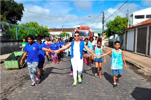 Projeto ADVU e grupo de ginástica da terceira idade desfilaram juntos sob a coordenação de Marinalva Barreto