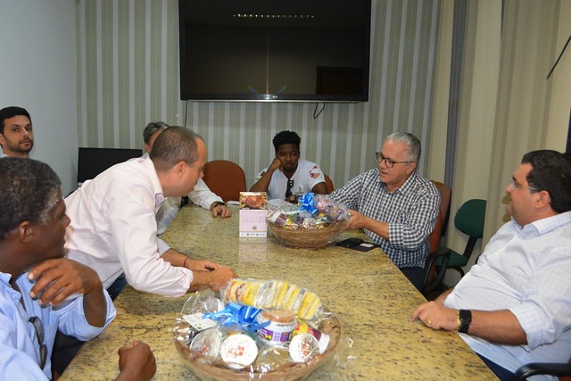 Representantes da Coopafbasul presenteiam secretário Josias Gomes com cesta de produtos comercializados pela cooperativa