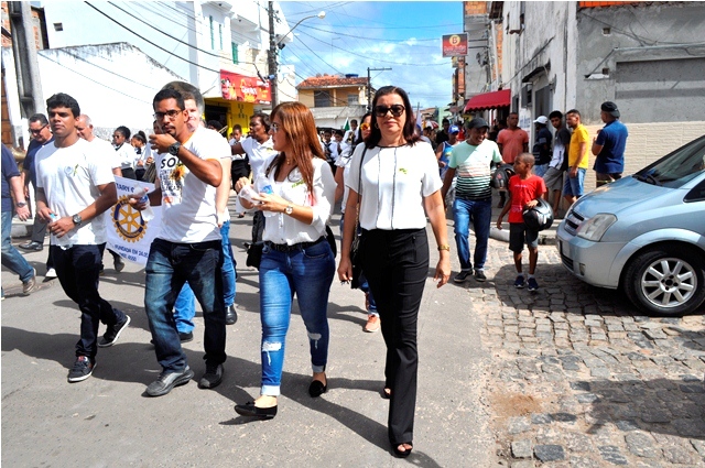 Vereadora Vane Costa percorreu desfile cívico-militar