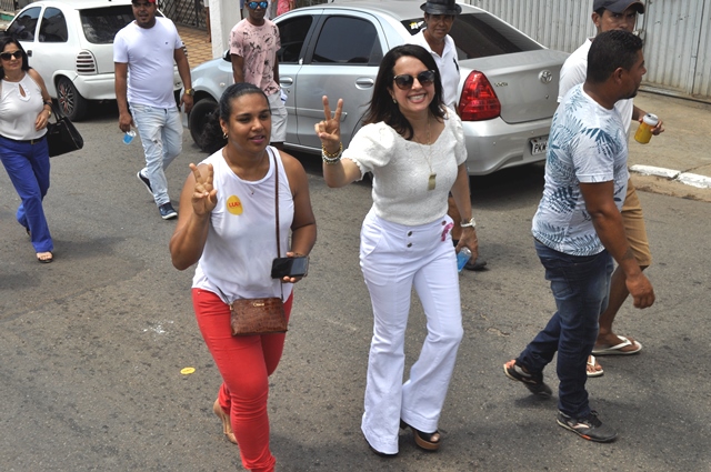 Ex-prefeita Jucélia Nascimento cumpriu percurso e cumprimentou a população
