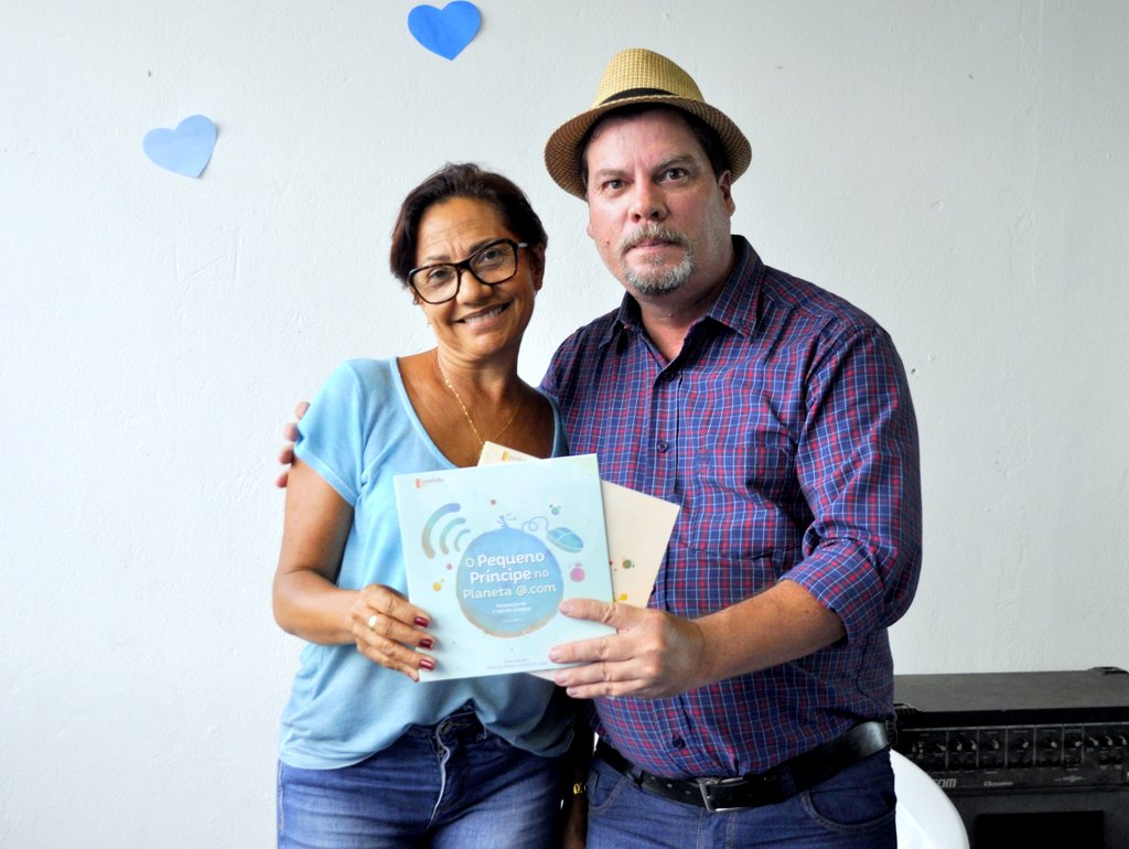 Marisete Azevedo, diretora da escola Contos de Fada e o escritor Carlos Gomes