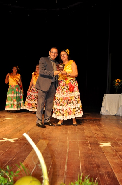Prefeitos da Costa do Dendê foram homenageados pelas alunas. Na foto o prefeto Ricardo Moura sendo representando pelo vice-prefeito Beto Malheiros