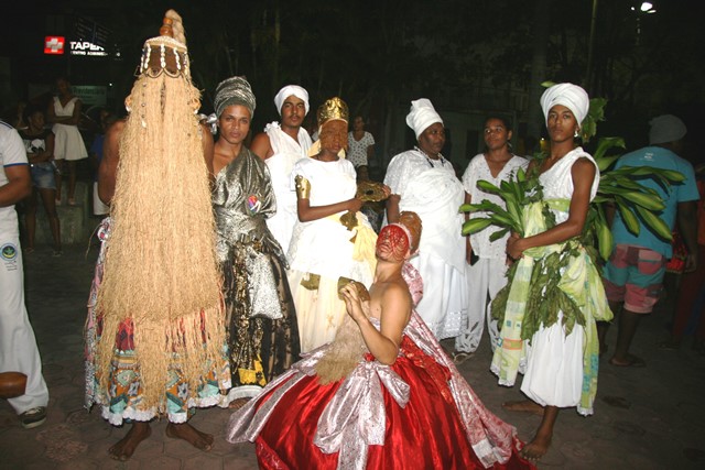 Bailarinos do Grupo Afro Filhos da Terra representando os orixás