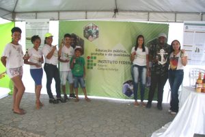 Estudantes do IF Baiano visitaram stands para conhecer mais sobre a produção do azeite de dendê na região
