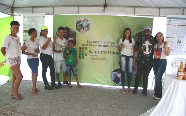 Estudantes do IF Baiano visitaram stands para conhecer mais sobre a produção do azeite de dendê na região