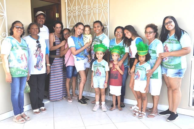 Família Rosário reunida para passagemd o andor de Nossa Senhora do Amparo na porta de casa