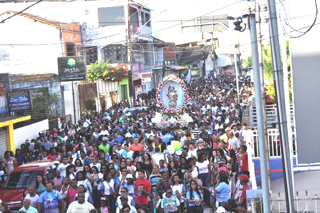 Fieis se aglomeram para participar da procissão em homenagem à padroeira