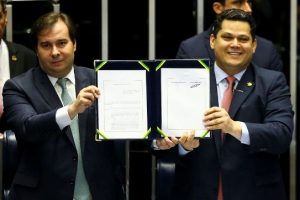 Os presidentes da Câmara, Rodrigo Maia, e do senado, Davi Alcolumbre, durante sessão do Congresso Nacional para promulgação da emenda constitucional (103/2019) da reforma da Previdência.