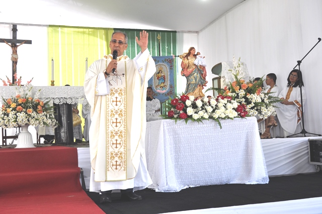 Padre Marcos Almeida presidiu Missa dos Devotos