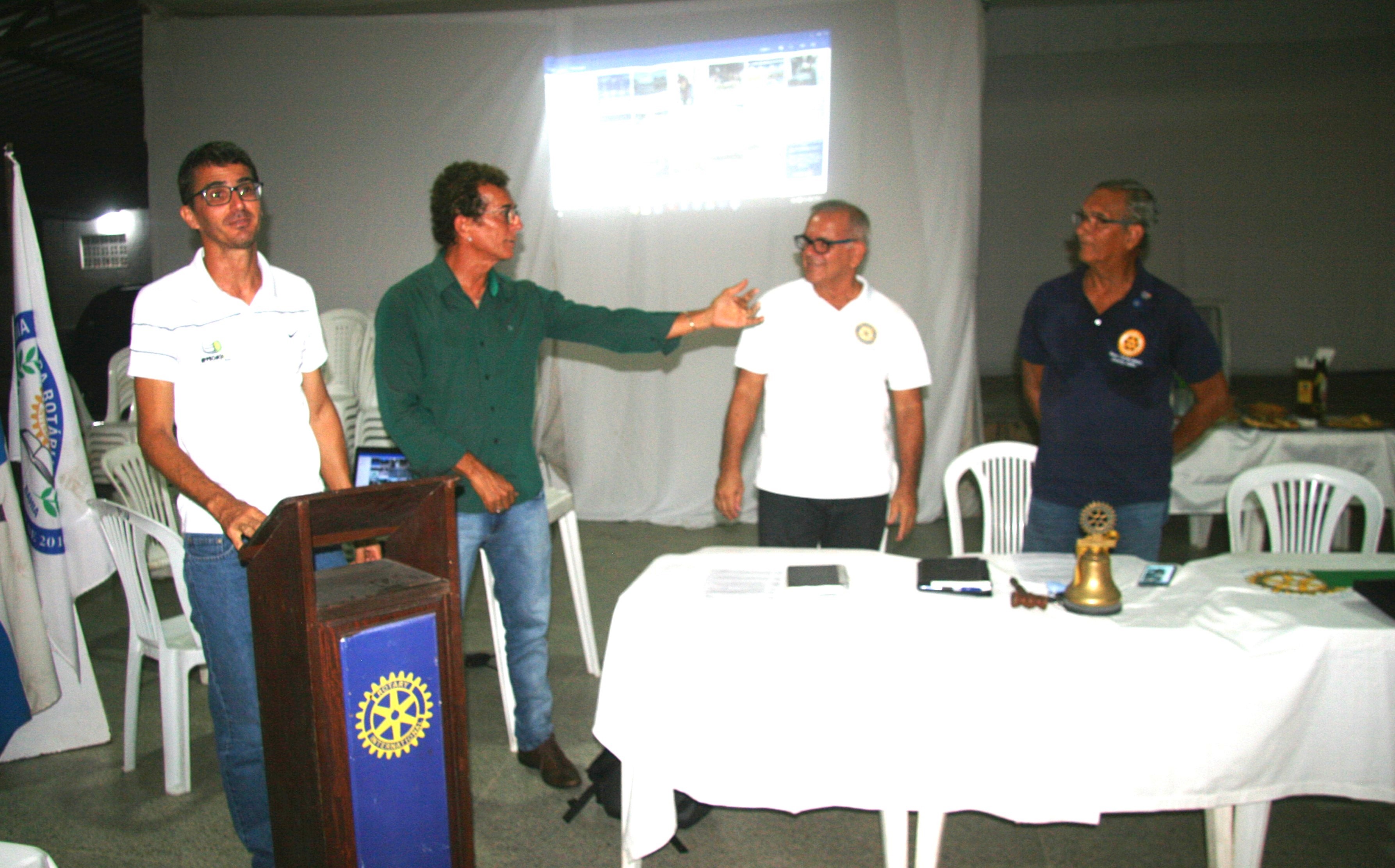 Os sócios da Approach 4x4, Osni e Rodrigo, apresentaram a academia de tênis aos rotarianos