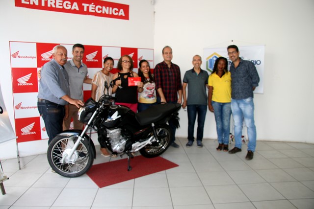 Casa do Empresário realiza entrega da moto honra a cliente da loja Santo Antônio, Analice
