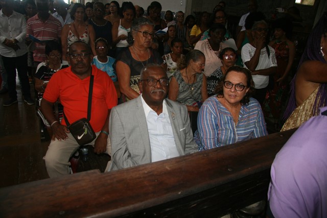 Dr. Ivanilton Silva assiste missa festiva de São Benedito acompanhado da esposa