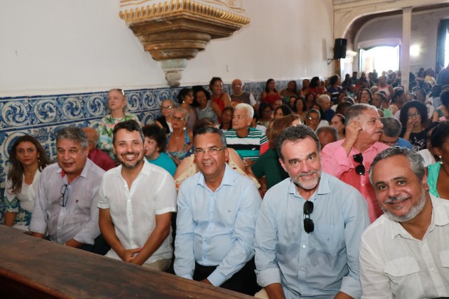Prefeito Fernando Brito prestigiou missa do padroeiro da sede do município ao lado dos visitantes FOTO TATIANA