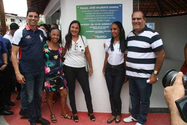 Prefeito Ricardo Moura com a família do homenageado José Gilberto Ramos e o deputado federal Cláudio Cajado