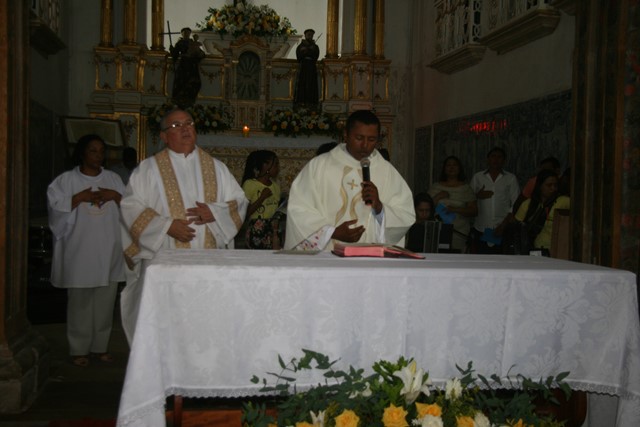 Pároco Everaldo e Padre Timóteo celebraram missa festiva