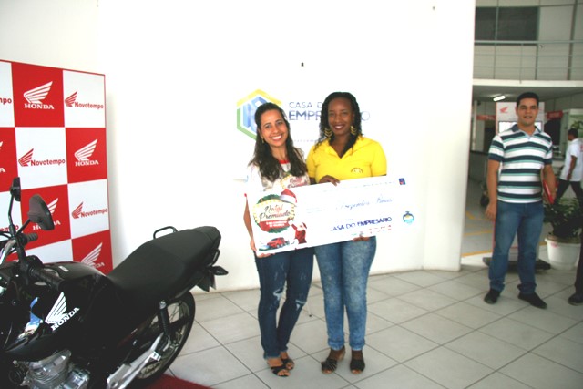 Vendedora do cupom premiado que levou a moto, foi contempalda com vale-compra de R$ 300