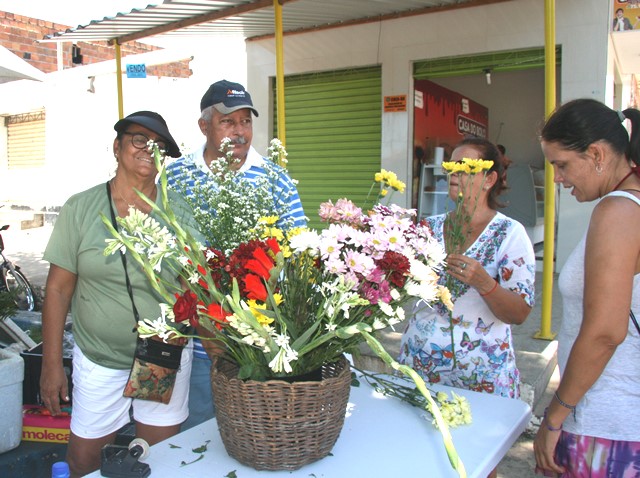Antônio Jorge e Nida aproveitaram a festa para vender flores do Cantinho das Flores