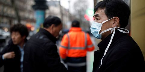 Um turista usa uma máscara protetora em frente à loja de departamentos Galeries Lafayette, em Paris, quando o país é atingido pelo novo coronavírus, na França, em 30 de janeiro de 2020.