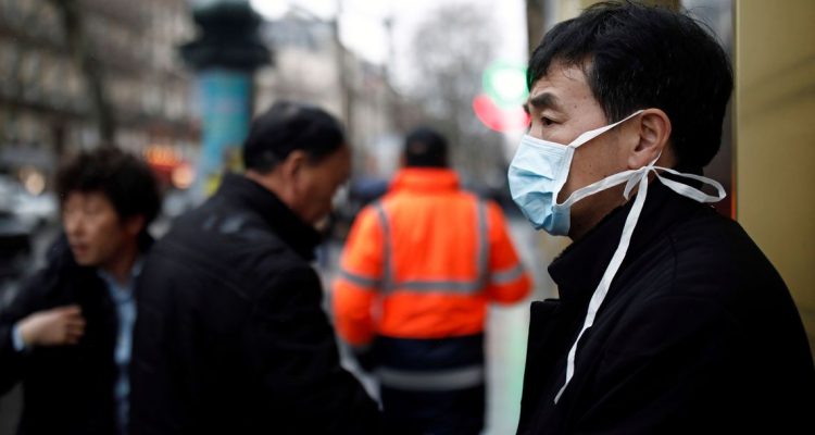 Um turista usa uma máscara protetora em frente à loja de departamentos Galeries Lafayette, em Paris, quando o país é atingido pelo novo coronavírus, na França, em 30 de janeiro de 2020.