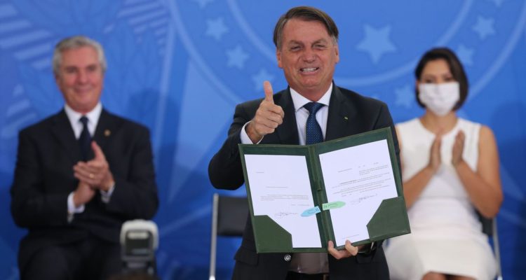 Presidente Jair Bolsonaro assina MP que destina 20 bilhões para compra de vacina contra o Corona Virus na cerimônia de Posse do senhor Gilson Machado, Ministro de Estado do Turismo