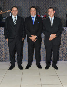 Presidentes empossados da Casa do Empresário: Elton Negrão (SINCOMVAL); Luiz Menezes (CDL) e Vidalto Oiticica (ACE) (Foto: Art e Foto)