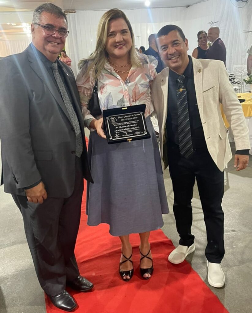 Diana Farias acompanhada de seu esposo Evaldo Farias  e do presidente da Câmara Municipal, Fabrício Lemos
