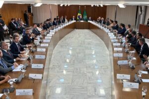 O presidente Lula  em reunião com os governadores para debater a redução de ações extremistas pelo país