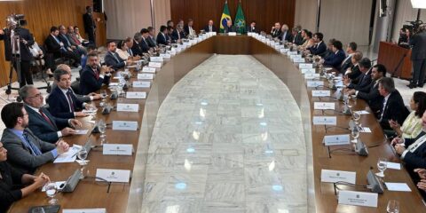 O presidente Lula  em reunião com os governadores para debater a redução de ações extremistas pelo país