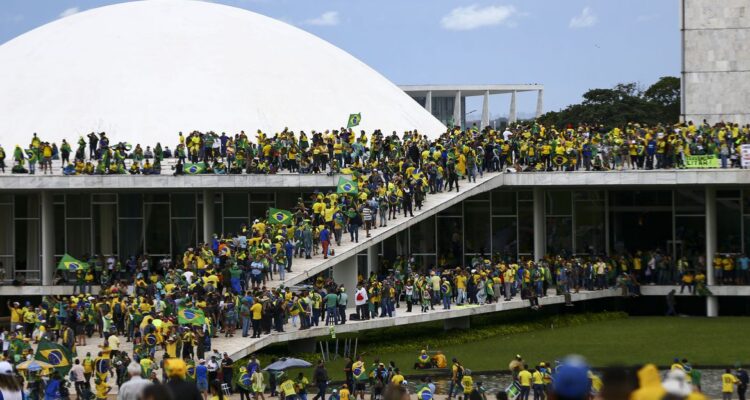 Manifestantes invadem Congresso, STF e Palácio do Planalto.