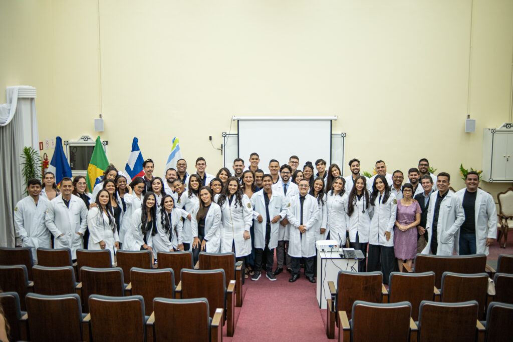 Turmas de Medicina da Faculdade Atenas, campus Valença, participam da Cerimônia do Jaleco (Foto: Agência Andrade)