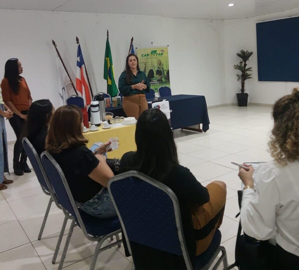Jocelma Reale, presidente do CMEC, recepcionou as convidadas   e falou  sobre a importância e abrangência do Conselho