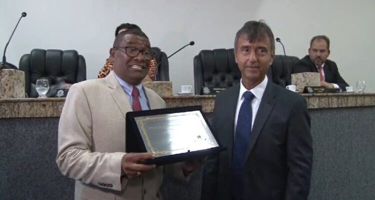Jornalista André Curvello foi homenageado com o título de cidadão feirense - Bnews - Divulgação FOTO -Marcos Valentim BNews