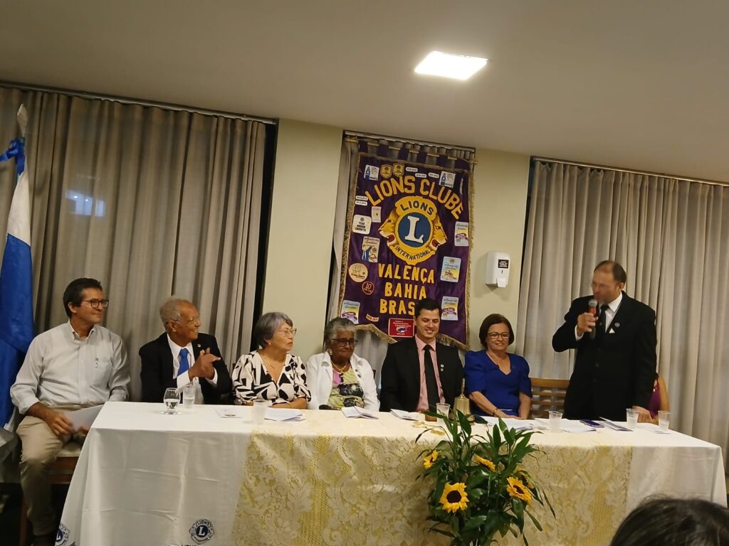 Mesa solene da assembleia festiva de posse da nova diretoria do Lions Clube de Valença (Foto: Jornal Valença Agora)