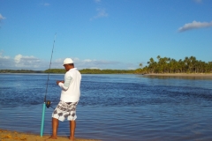 Pescador em momento tranquilo na Ilha antes da chegada dos turistas
