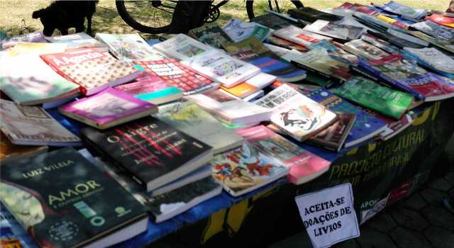 Projeto troca, aceita doações e vende livros a preços módicos