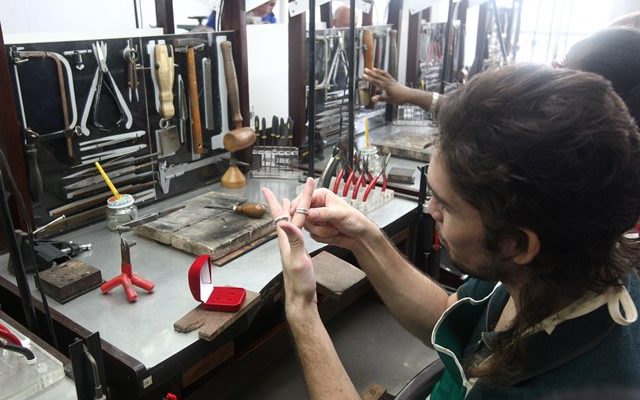 Centro de formação de ourives no Centro Gemológico da Bahia.
foto Mateus Pereira/GOVBA