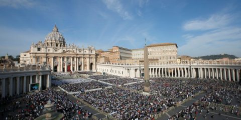 Papa Francisco lidera missa pela canonização de cinco pessoas no Vaticano